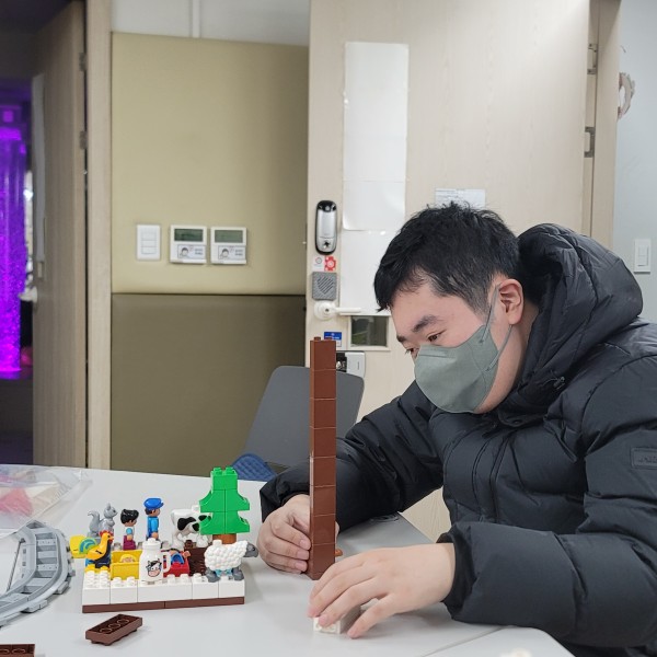 블록쌓기 놀이를 하는 이용자1