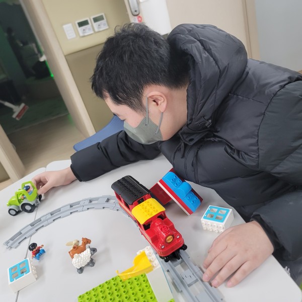 블록쌓기 놀이를 하는 이용자2