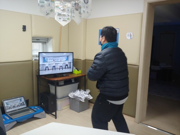 신나는 음악에 맞춰 춤추는 이용자
