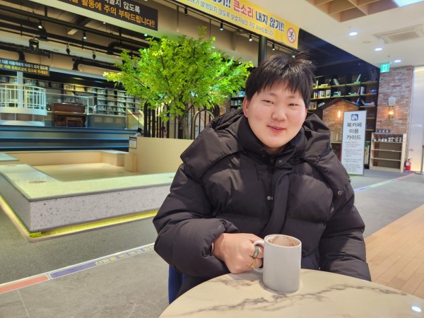 금천 그린카페에서 핫초코를 마시는 이용자