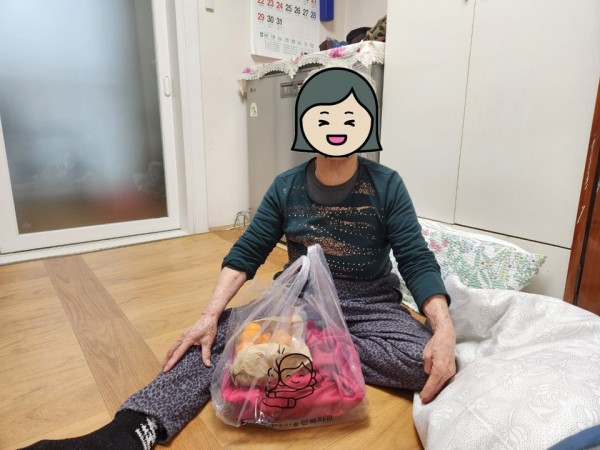가정방문하여 귤 전달한 사진