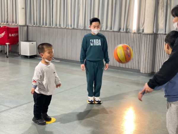 공 주고받기 하는 모습