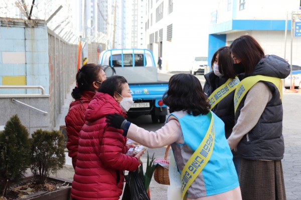 동네 주민에게 덕담을 나누며 부럼을 전달하는모습