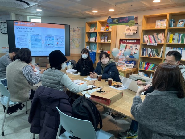 복지관의 AAC 사업에 대해 설명하고 이야기 나누는 모습