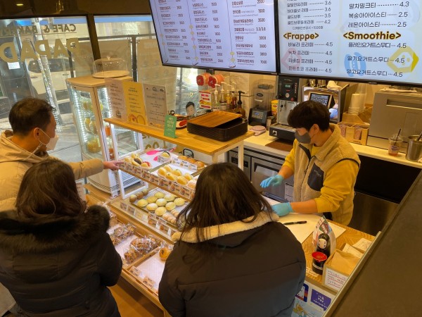 카페에서 빵을 주문해보는 체험활동 중