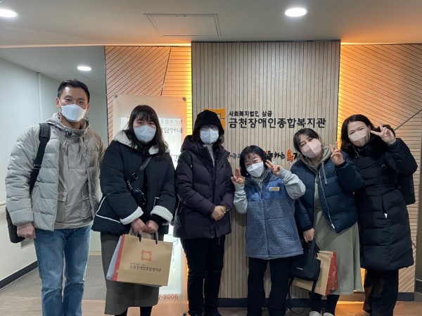 금천장애인종합복지관 방문을 기념하여 촬영한 영도구장애인복지관 단체사진