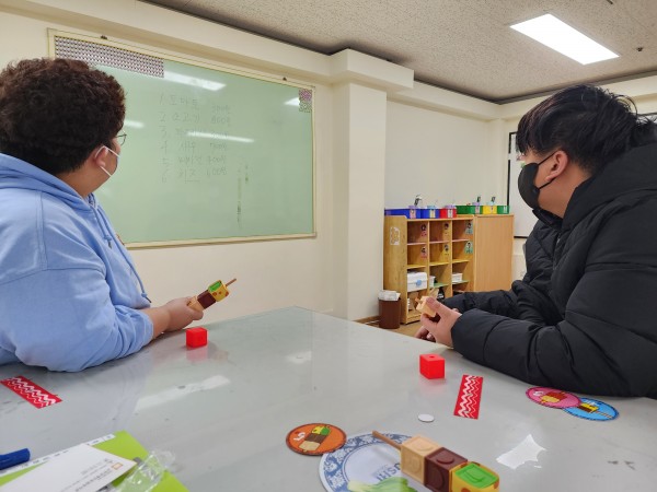 보드게임을 활용한 경제공부 중인 심화반의 모습