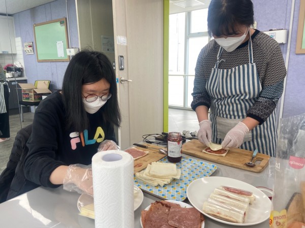 선생님과 함께 식빵을 누르고 재료를 넣었습니다