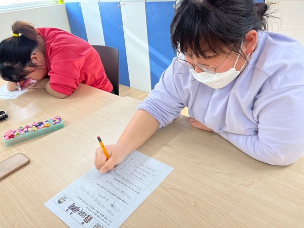 내가 구매한 물건과 사용 후 소감을 작성해보는 모습