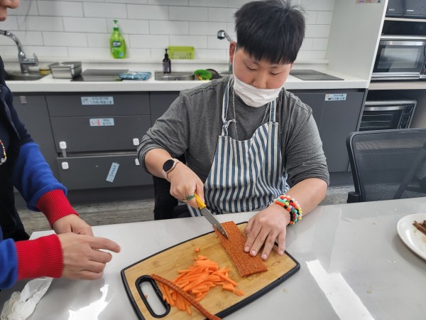 김밥 속재료를 칼로 자르는 모습