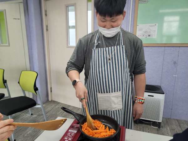 후라이팬에 당근을 볶는 모습