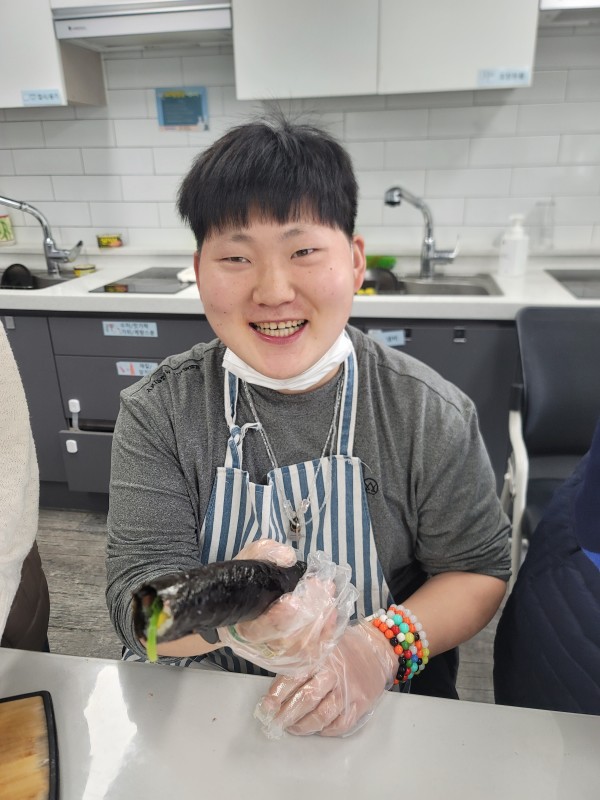 완성된 김밥을 들고 웃는 모습