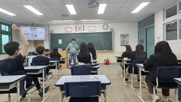 이빨닦기와 관련한 자신의 경험담을 나누는 학생들