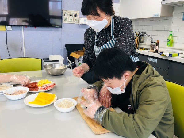 열심히 김밥을 만들고 있는 모습