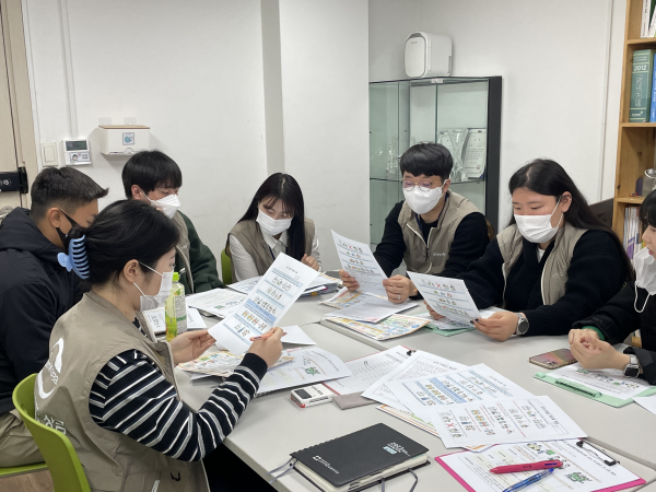 사회서비스팀에서 새로 제작한 알기 쉬운 AAC 활동지원사 재교육 자료에 대해 점검하고 피드백 하는 모습