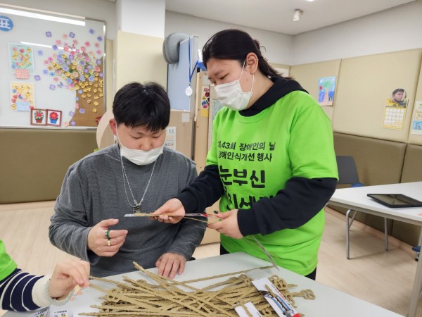 담당자의 도움을 받아 작업중인 이용자