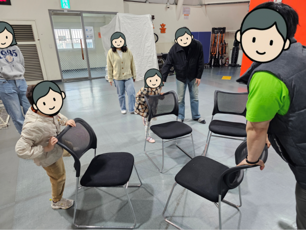 의자를 이용한 그룹 체육활동을 하는 아동의 모습