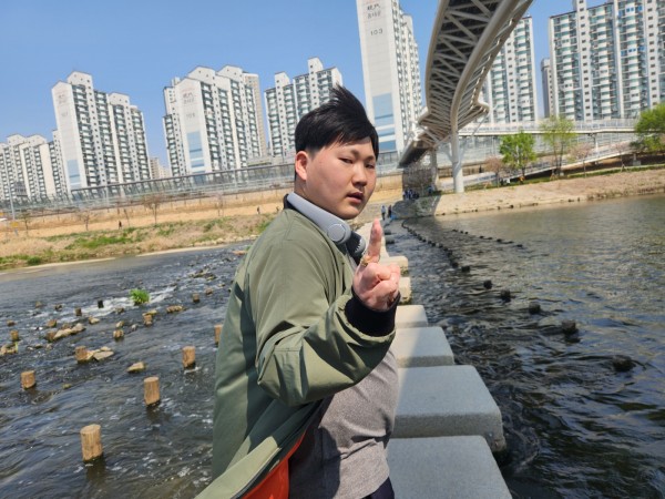 돌다리위에서 멋진 포즈는 취는 모습