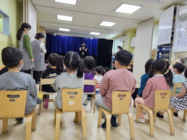 장애이해교육을 듣고 있는 아이들의 뒷모습