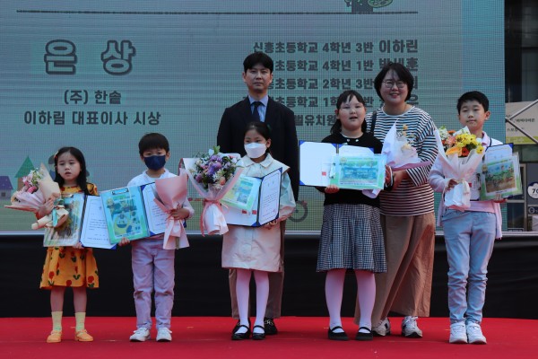 그림그리기대회 은상 수상자들과 단체사진