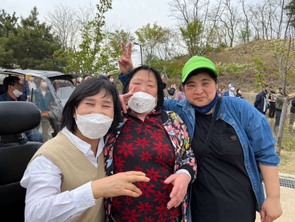 전국노래자랑을 관람하는 이웃과 함께 찍은 사진