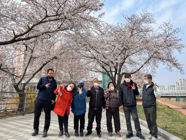 벚꽃나무아래에서 단체사진