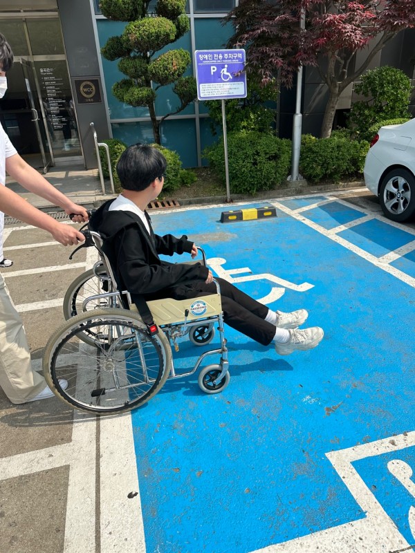 장애인 보장구 체험을 통해 미션을 수행하는 모습