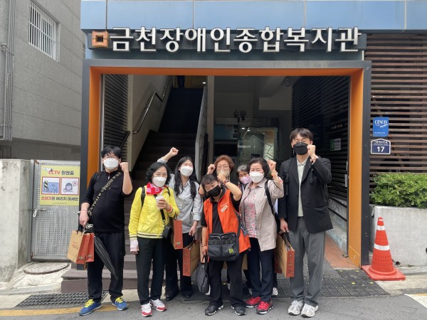 금정구장애인복지관참여자들이 금천장애인종합복지관 현관 앞에 서서 찍은 단체사진&gt; &lt;/p&gt;&lt;p style=