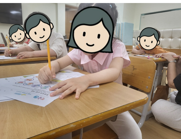 국어 교과 시간에 문장을 완성해보는 아동의 모습