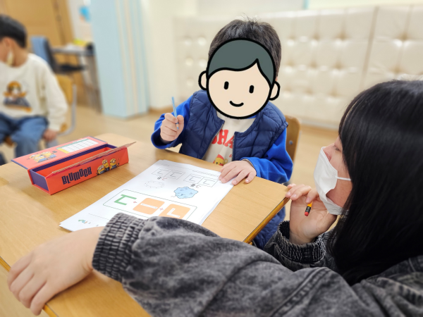 자음과 모음의 조합을 쓰고 따라 읽어보는 아동의 모습