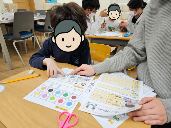 AAC를 활용하여 가족관계를 설명하고 있는 아동