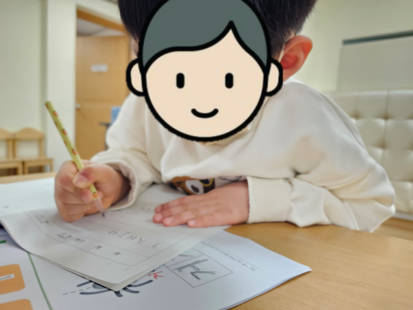 알림장을 쓰고 있는 아동의 모습