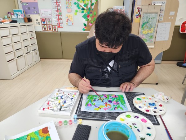 번호에 알맞은 물감색을 골라 색칠하고 있는 이용자