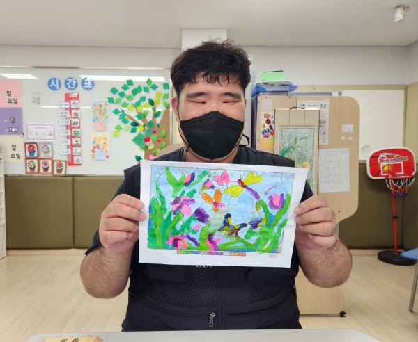 예쁜나비와 무성한 풀이 가득한 그림을 완성시킨 이용자