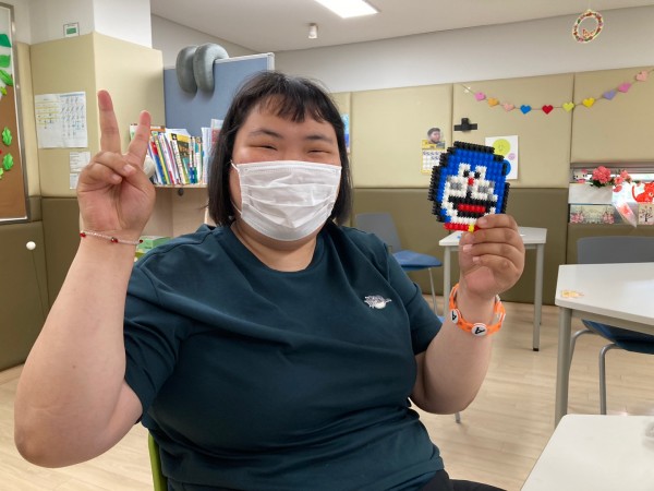 완성된 도라에몽 캐릭터와 함께 웃고 있는 이용자
