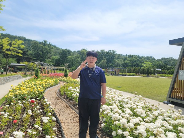 넓은 들판에 핀 꽃들을 보며 행복해하는 이용자