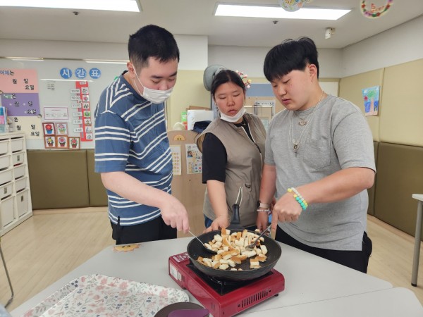 식빵을 잘라 프라이팬에 굽고 있는 이용자