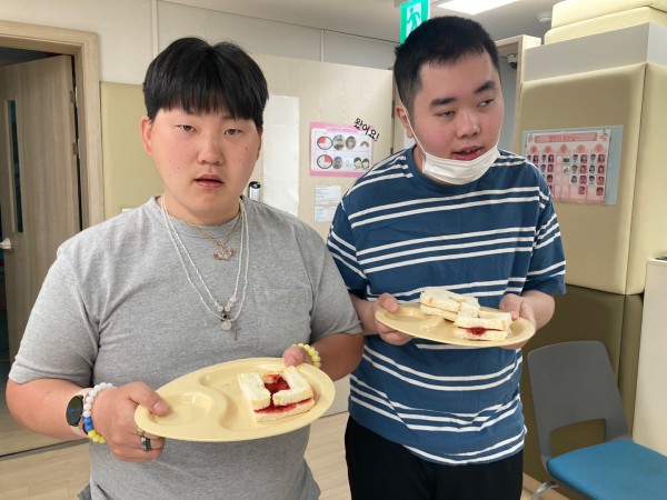 완성된 식빵쿠키를 들고 포즈를 취하고 있는 이용자