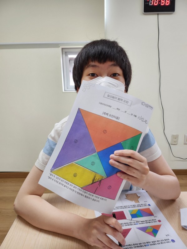 완성된 칠교놀이를 보며 흐뭇해하는 표정