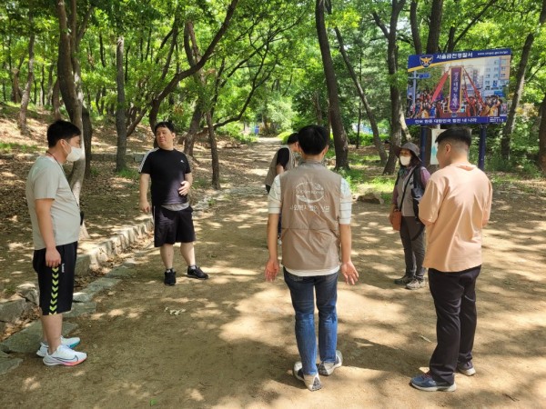 시흥계곡으로 숲체험을 떠나 나뭇잎을 구경하는 모습