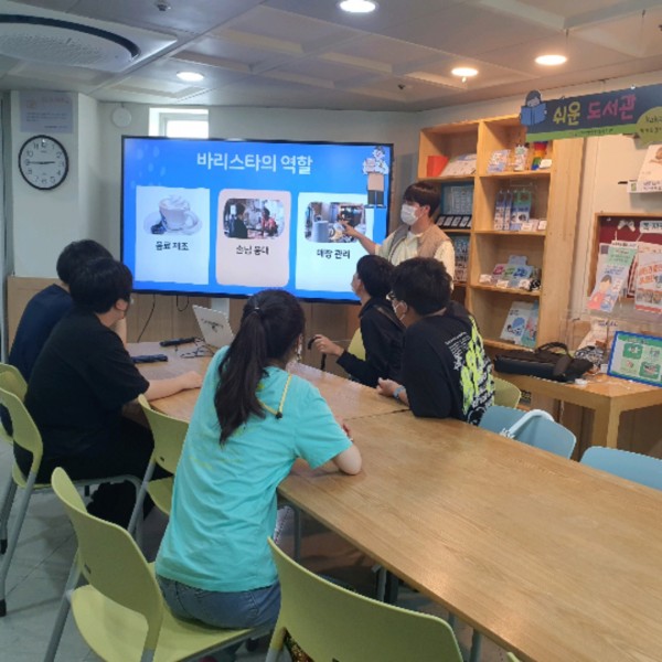 바리스타 역할 교육 받는 바리스타들