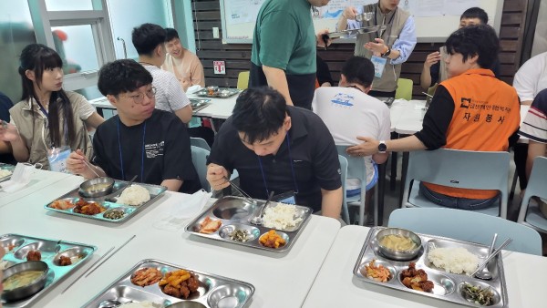 젓가락을 들고 식사를 하려는 모습