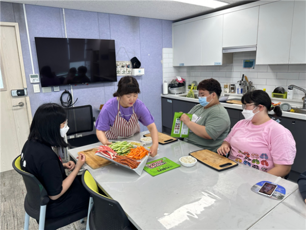 김밥에 들어가는 재료들을 준비하고 있어요