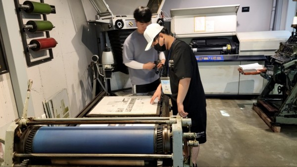 인쇄가 이루어지는 과정을 직접 체험해보는 모습