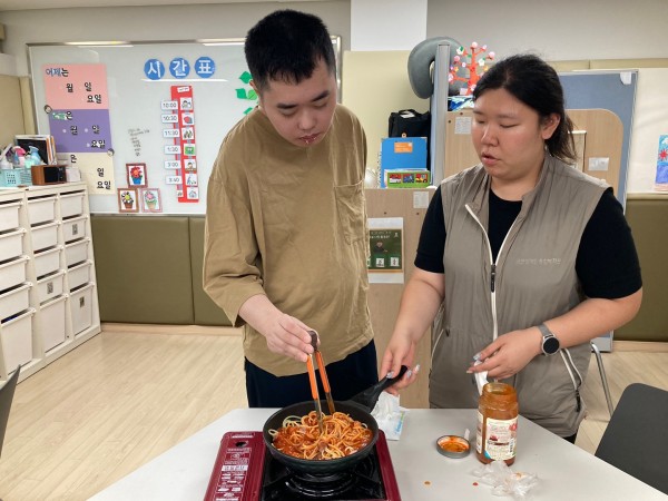 스파게티면을 양념과 함께 볶는 이용자