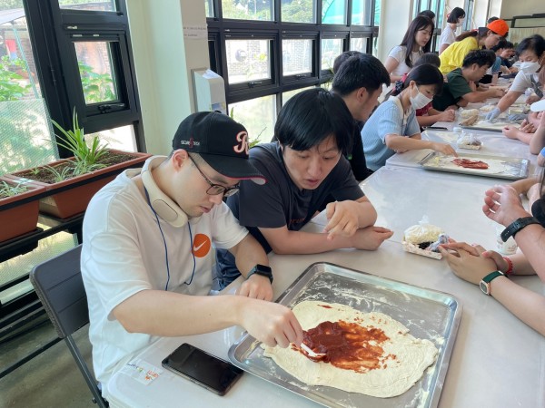 화덕피자 만들기 체험 중인 모습