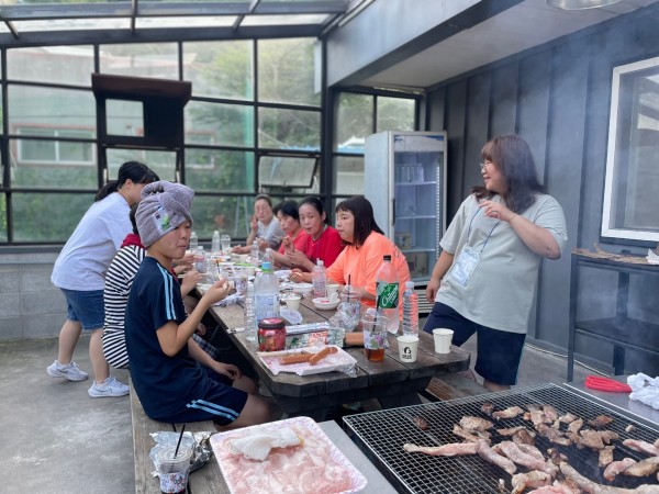 고기로 저녁 식사하는 모습