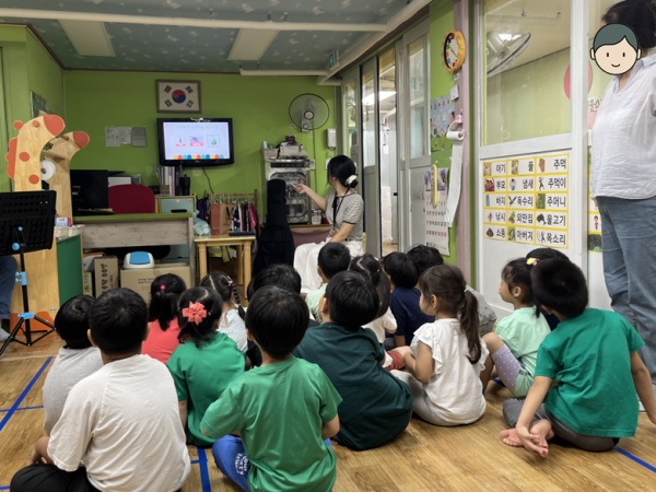 장애이해교육을 진행하고 있는 사진