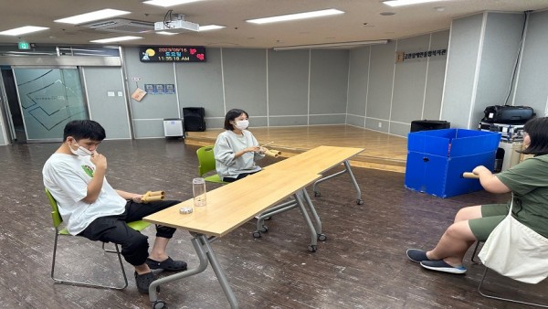 선생님과 함께 악기를 연주하고 있는 사진