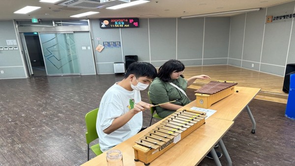 실로폰을 친구와 함께 연주하고 있음